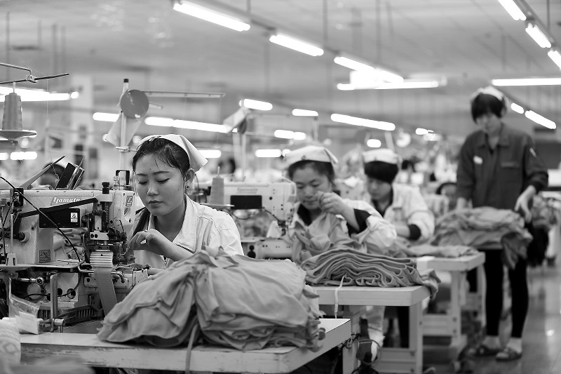 中国纺织服装出口在艰难走过2015年后，将面对形势更为严峻的2016年。全球经济贸易增长乏力、海外市场需求下滑、国内人力成本持续上升，在应对更多外部竞争的同时，部分国别的贸易保护主义侵害更为凸显，如何在空前的压力和困难面前寻找机遇和动力，是纺织服装行业的急迫诉求。
